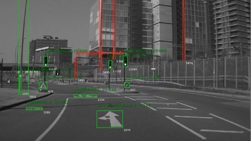 Водители часто отвлекаются от дороги при использовании частичного автопилота, показало исследование