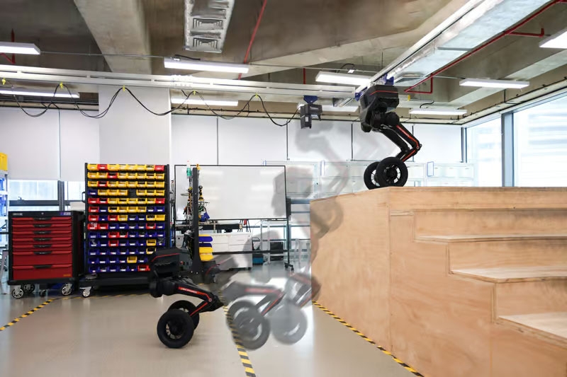 Маленький AT-ST из &laquo;Звёздных войн&raquo; в каждый дом &mdash; китайцы выпустили модульного двуногого робота&nbsp;Tron 1 за&nbsp;$15 000