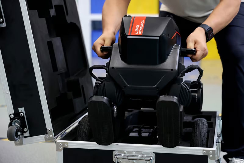 Маленький AT-ST из &laquo;Звёздных войн&raquo; в каждый дом &mdash; китайцы выпустили модульного двуногого робота&nbsp;Tron 1 за&nbsp;$15 000