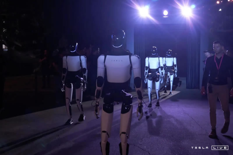 Ким Кардашьян лично протестировала робота Optimus и беспилотное такси Tesla Cybercab