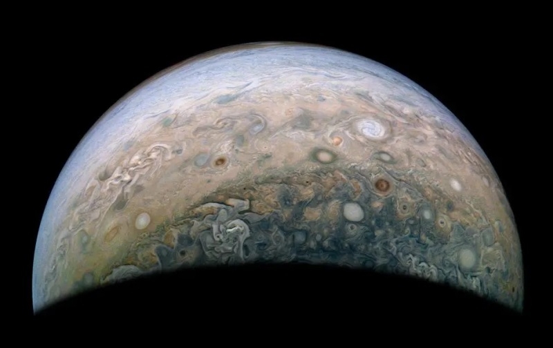 Зонд &laquo;Юнона&raquo; прислал свежие снимки Юпитера, сделанные при последнем сближении с планетой