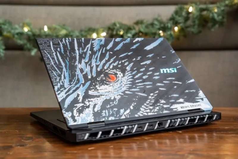 MSI представила большой и мощный ноутбук Titan 18 HX Dragon Edition Norse Myth с мордой дракона на крышке