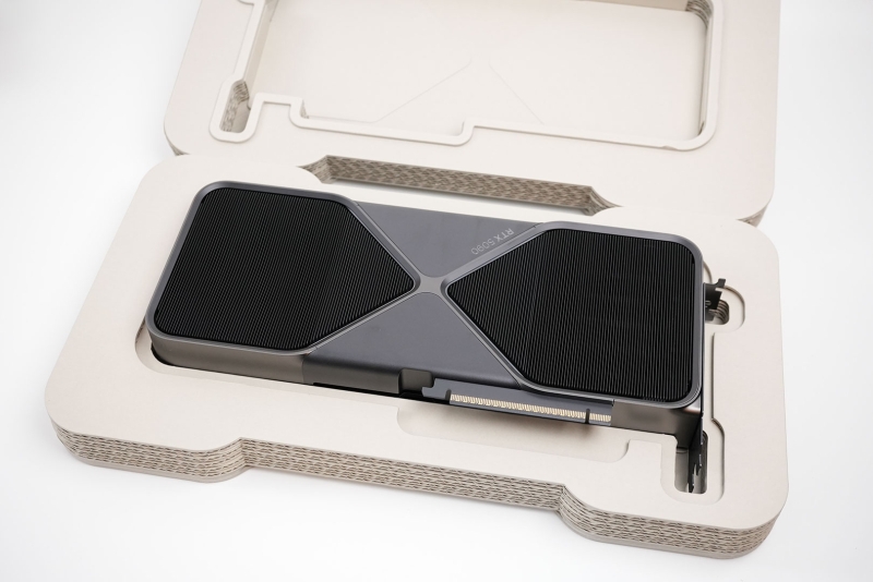 Опубликованы распаковки GeForce RTX 5090 Founders Edition&nbsp;&mdash; компактная видеокарта в экологичной коробке