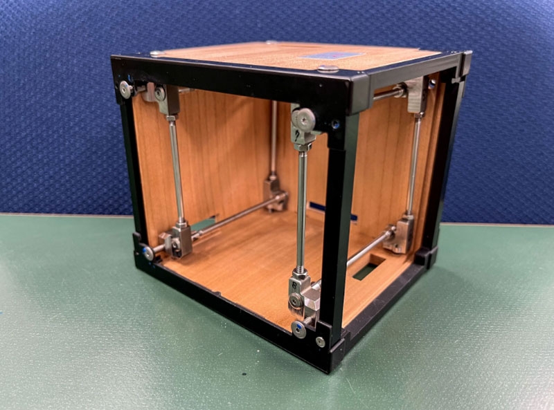 С МКС &laquo;выбросили&raquo; в открытый космос&nbsp;первый в истории деревянный спутник