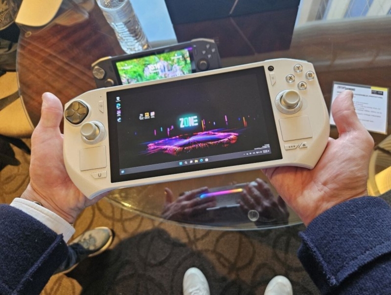 Zotac показала прототип портативной игровой консоли Zone Gaming на чипе AMD Ryzen AI 9 HX 370