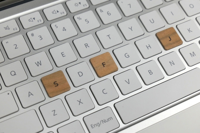 Fujitsu показала уникальный ноутбук с деревянной резной крышкой&nbsp;&mdash; в честь&nbsp;выпуска 50 млн компьютеров