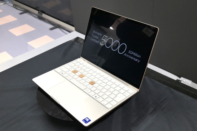 Fujitsu показала уникальный ноутбук с деревянной резной крышкой&nbsp;&mdash; в честь&nbsp;выпуска 50 млн компьютеров