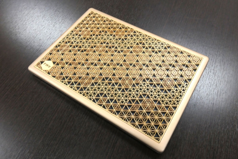 Fujitsu показала уникальный ноутбук с деревянной резной крышкой&nbsp;&mdash; в честь&nbsp;выпуска 50 млн компьютеров