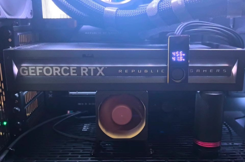 Китайцы выпустили адаптер&nbsp;12V-2&times;6 со встроенным вентилятором, чтобы уберечь видеокарты от оплавления