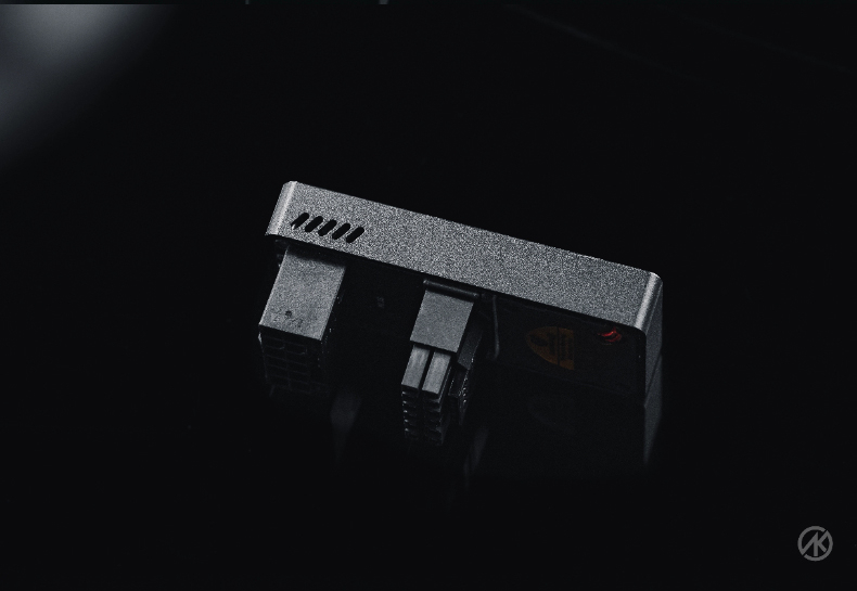 Китайцы выпустили адаптер&nbsp;12V-2&times;6 со встроенным вентилятором, чтобы уберечь видеокарты от оплавления