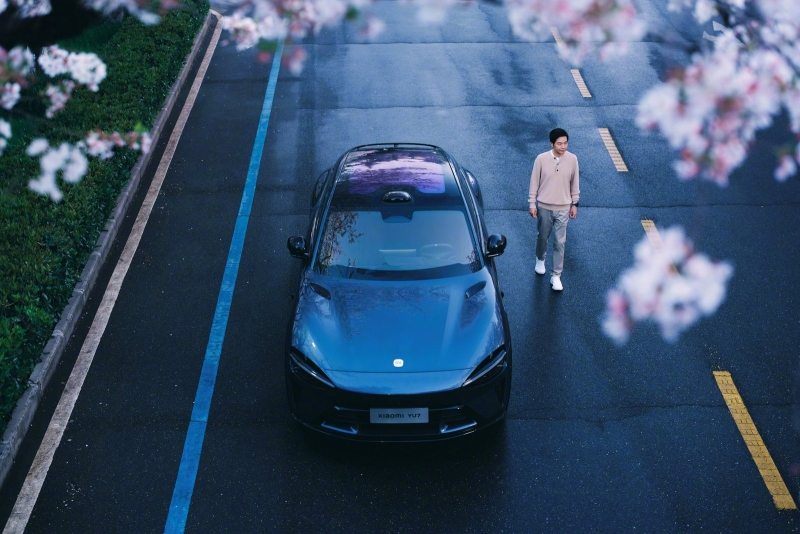 Глава Xiaomi вживую показал второй электромобиль компании &mdash; кроссовер Xiaomi YU7