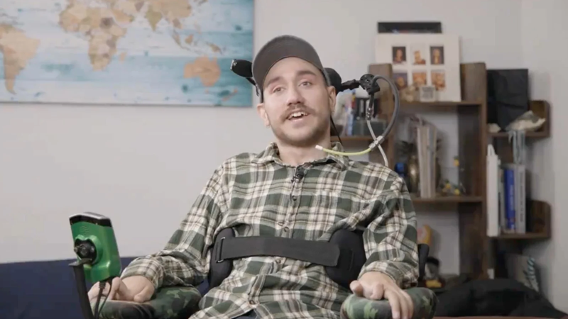 Первый пациент с Neuralink провёл год с имплантом в голове — побочных эффектов нет