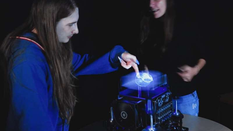 Представлен первый в мире интерактивный голографический дисплей — в нём можно «покрутить» машинку и не только